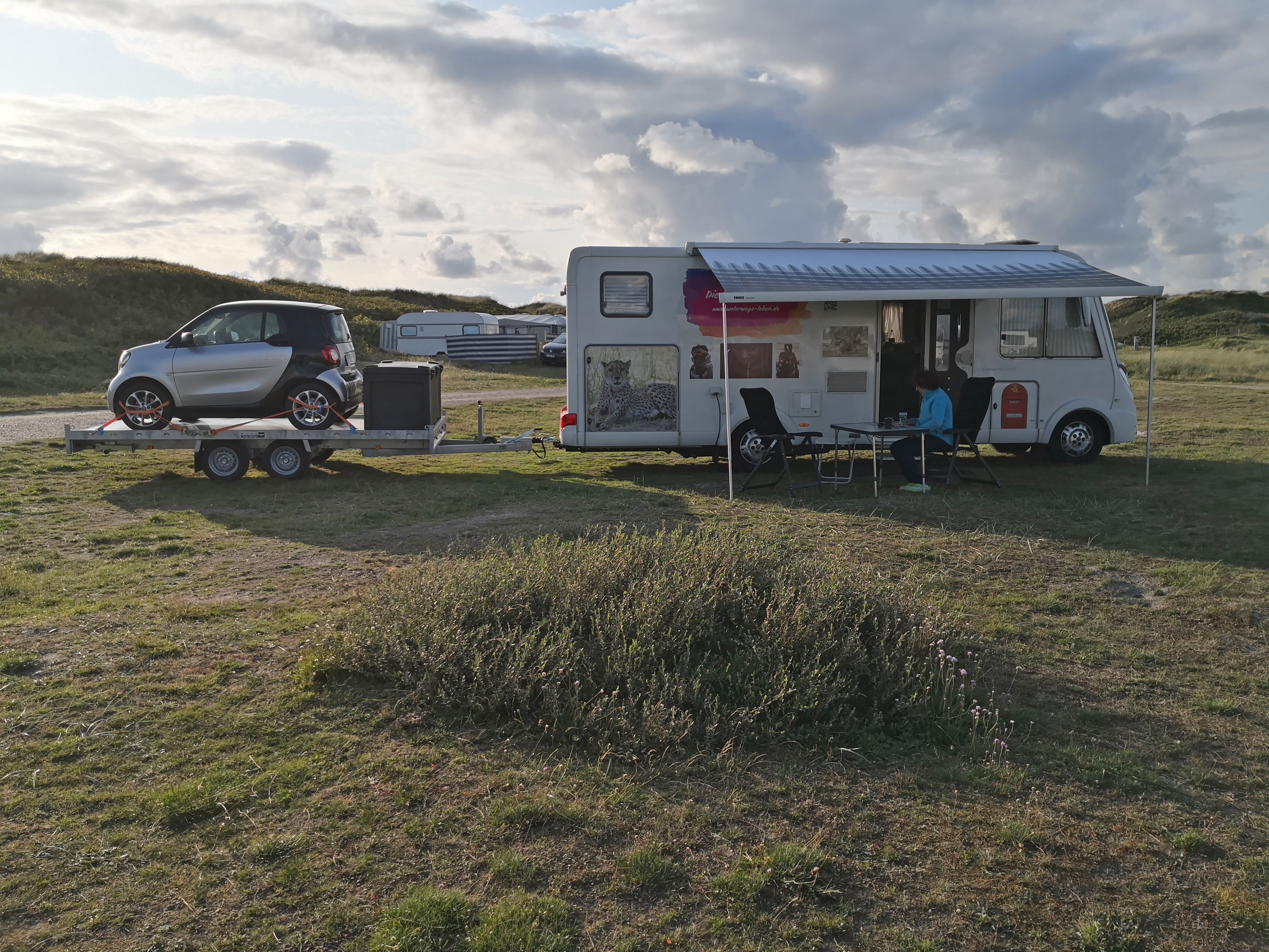 Das Wohnmobil mit Hänger und Smart auf dem ersten Campingplatz außerhalb Deutschlands im Süden Dänemarks
