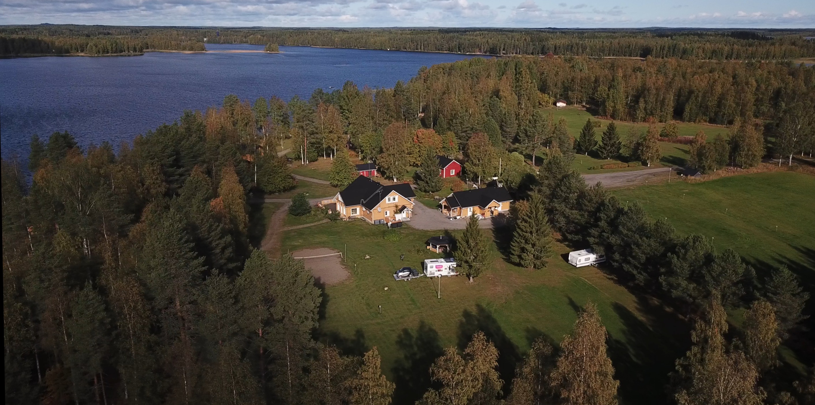 Drohnenfoto vom Wohnmobil auf dem Campingplatz Marjoniemi, Finnland